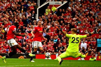 Lukaku scores on United debut