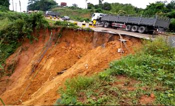 FG starts emergency repairs on Calabar-Odukpani highway