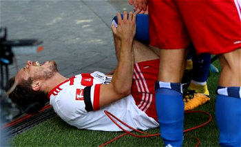 Hamburg’s Mueller tears knee ligament celebrating goal