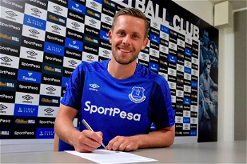 Sigurdsson completes record £45 million move to Everton