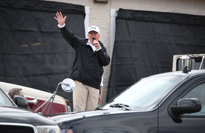 Trump visits Texas disaster zone before Harvey return