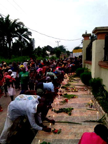 Photos: Ozubulu villagers praying for those massacred