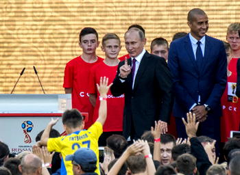 World Cup trophy starts tour in Moscow