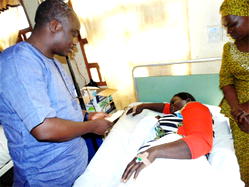 Amosun gives N100, 000 to woman delivered of her baby girl at Ojude-Oba Festival