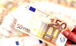Euro steadies as dollar rally takes a pause