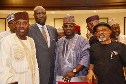 APC BOSS Govs struggle to take pictures with new SGFat APC caucus meeting