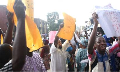 Amuwo market Amuwo Odofin/Mile 2 shopping complex leaders, traders protest alleged harassment, extortion