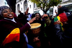 Video: Zimbabweans celebrate in streets as Mugabe resigns