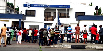 Photos: Looking for money at ATM