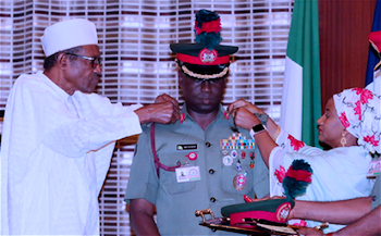 Photos: Buhari decorates Comm’der Guard Brigade, Maj Gen Yusuf