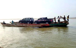 Photos: Sokoto state Gov., Aminu Tambuwal ferried with his cars across River Benue