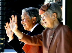 Record crowds celebrate with Emperor Akihito on birthday