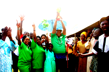 Philanthropist supports community school, fêtes pupils
