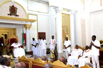 Between Benin palace and the talebearers
