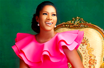 Nollywood star, Stephanie Linus puts smiles on the faces of 25 women suffering from VVF in Sokoto