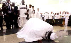 Photos: Aare Ona-Kakanfo Gani Adams prostrates in church during service
