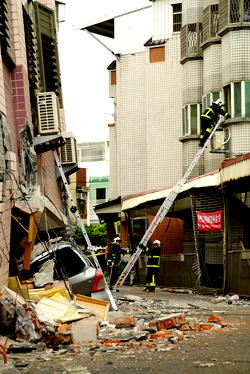 Photos:  Tilting buildings after Taiwan quake