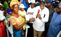 Akeredolu flags-off accelerated birth registration of children in Ondo