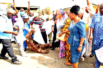 Ex-Nigeria Airways workers block Lagos Airport Roads over unpaid N45bn  benefits