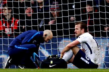 Spurs shrug off Kane injury, Arsenal silence Watford’s Deeney