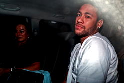 Neymar arrives at hospital for foot operation