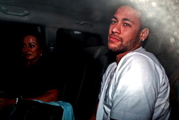 Neymar arrives at hospital for foot operation