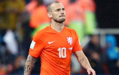 Dutch midfielder Sneijder calls time on worldwide career