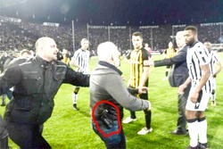 PAOK owner wanted by Greek police for invading pitch carrying a gun
