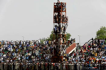 Buhari campaign: Tough time for security agents as APC supporters fill Jos stadium