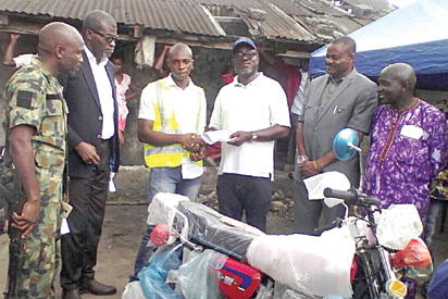 Guards rewarded for foiling armed vandals attack on oil facility