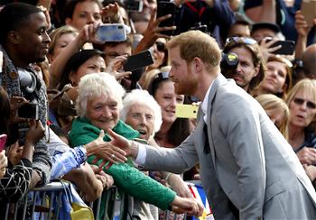 Royal wedding : Prince Harry meets crowds in eve-of-wedding