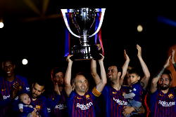 Sevilla pile pressure on Barcelona at La Liga summit