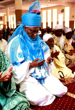 Photos: Atiku performs first 2018 Jumu’at prayer in Yola