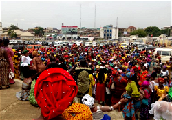 Hundreds of  Imo APC women protest against congress