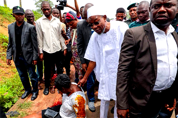 Photos: Aregbesola, Osun Ambulance service attending to accident victims