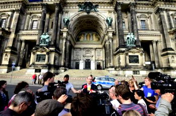Police shoot knife-wielding man at Berlin Cathedral