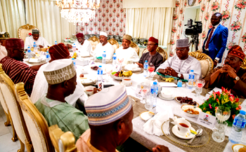 Photos: Buhari breaks fast with governors