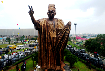 Photos: Ambode unveils M.K.O.’s 46-feet statue at Alapere in Lagos