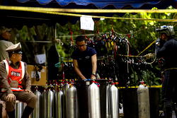 Rescue options for 12 Thai boys in cave