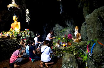 Hopes as conditions ‘perfect’ for evacuation of 12 Thai boys in cave