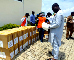 Money rain in Ekiti as PDP, APC entice voters with cash