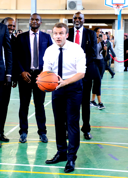 Emmanuel Macron in Lagos calls on Africans to “succeed in Africa”