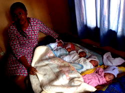 Woman gives birth to quintuplets;  husband, a tricycle operator, begs for aid