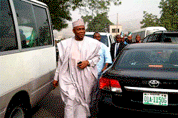 Photos: Police storm Saraki’s home