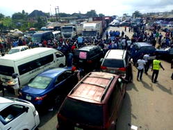 Youths shut Benin-Ore Road over 10-year power outage in Ondo