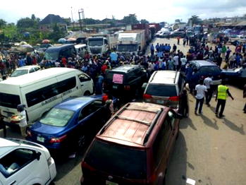 Youths shut Benin-Ore Road over 10-year power outage in Ondo