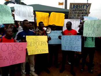 Irate Youths shut down Benin-Ore road over 10 years blackout in Ondo South