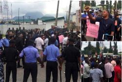 Video: Nigerians storm Police Headquarters, demand release of Premium Times Journalist, Ogundipe