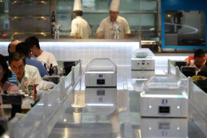 Chip labour: Robots replace waiters in China restaurant