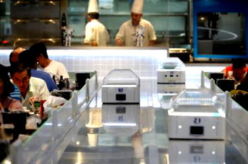 Chip labour: Robots replace waiters in China restaurant